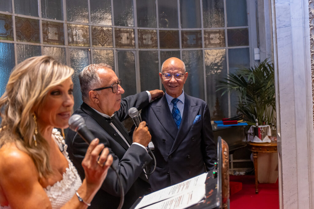 Bouziane Ahmed Khodja, presidente del Parlamento de Escritores del Mediterráneo, junto a Roberto Gómez y Marta Jaumandreu, durante la entrega de su premio en la gala del Día Internacional de la Concordia Humanista, celebrada en el Real Casino de Madrid el 25 de septiembre de 2026.