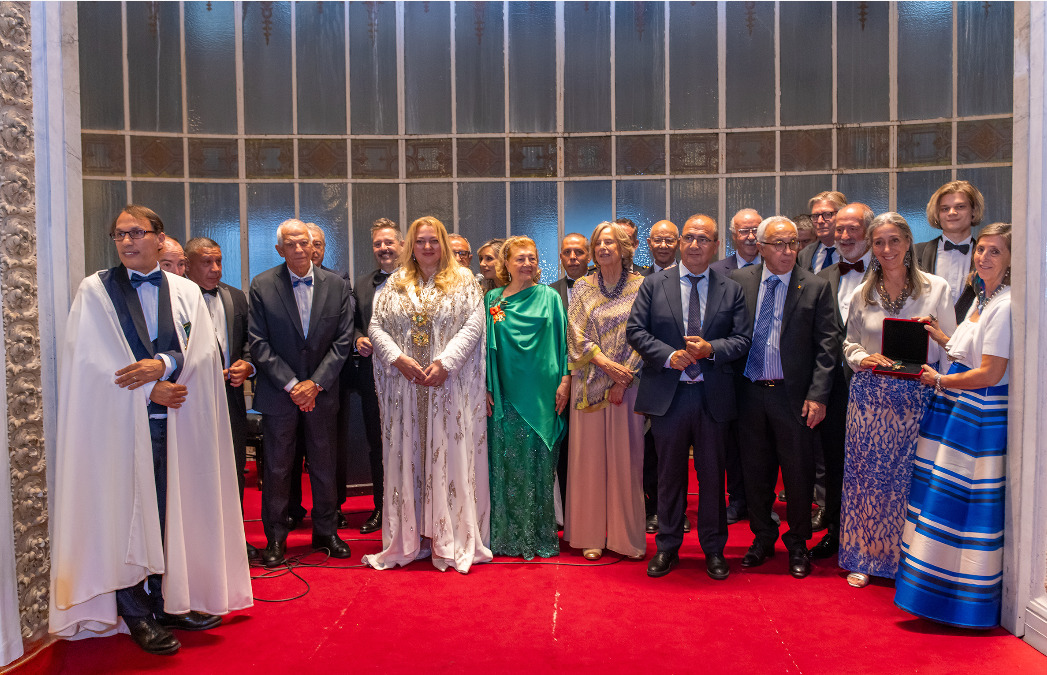 Foto de familia de los premiados junto al emir Lahouari Benarba Ben Mahiedinne Al Hassani y la princesa Oksana Hoffmann-Girey, durante la gala de Les Valeurs du Monde Unis celebrada el 25 de septiembre en el Real Casino de Madrid.